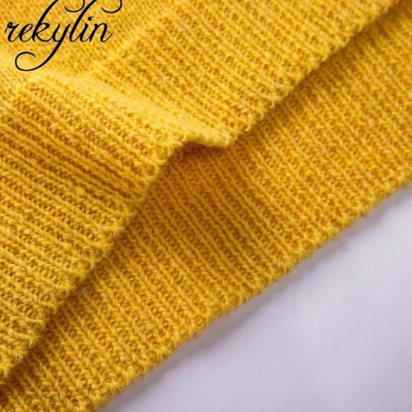 Soft Oversized Loose Fitting V-neck Knit Sweater - Picture 4 of 7